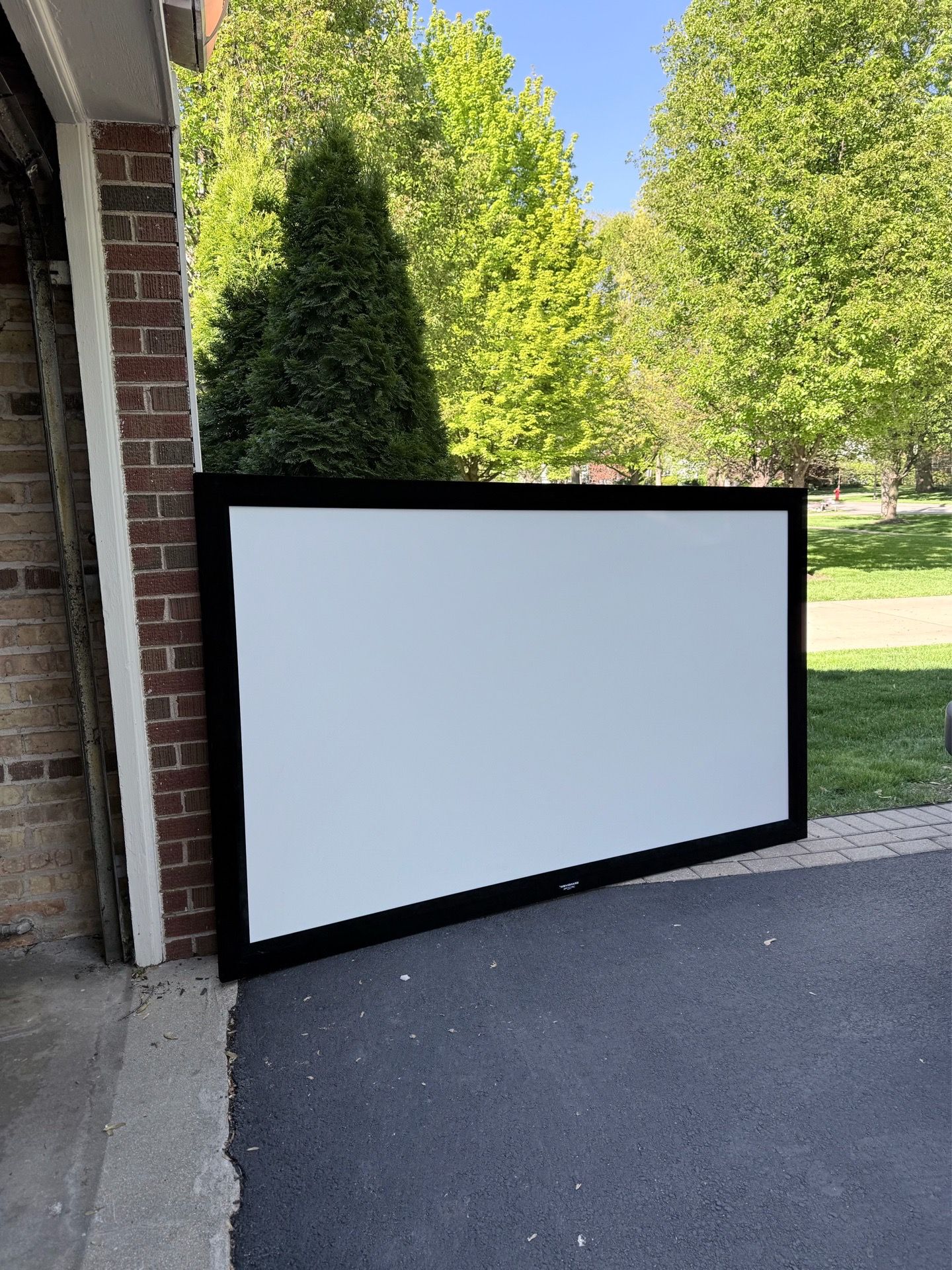 MUST GO: fixed projector screen frame Grandview 95’’