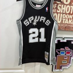 Mitchell & Ness Tim Duncan 98–99 Spurs Swingman Jersey (Black) – Size S – BNWT