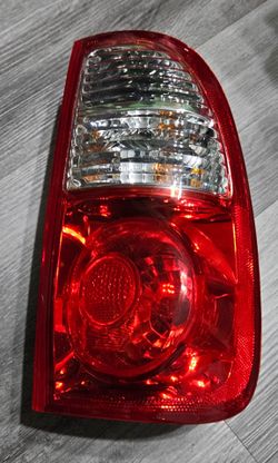 03-06 Toyota Tundra Taillamp RH