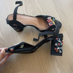 Black floral heel shoe, women’s size 9