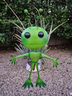 Alien 👽 sculpture