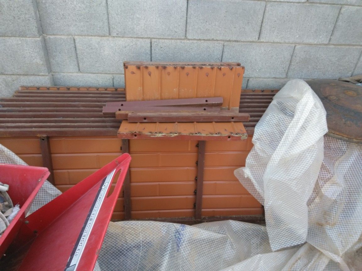 5 pares de formas menonitas para aser paredes con separadores de ocho pulgadas y media y eskineros de 10 pies de largo y 22 pulgadas de ancho