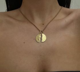 Brand new 18CT Solid Gold Italian designed pendant.  is a beautiful rare find and one of a kind. It has never been worn and both halves are complete. 