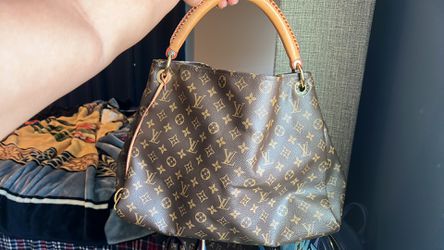Louis Vuitton Artsy - date code on liner or leather tag