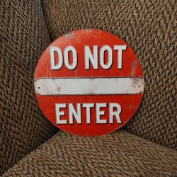 DO NOT ENTER METAL SIGN.  8" ROUND.  NEW.  PICKUP ONLY