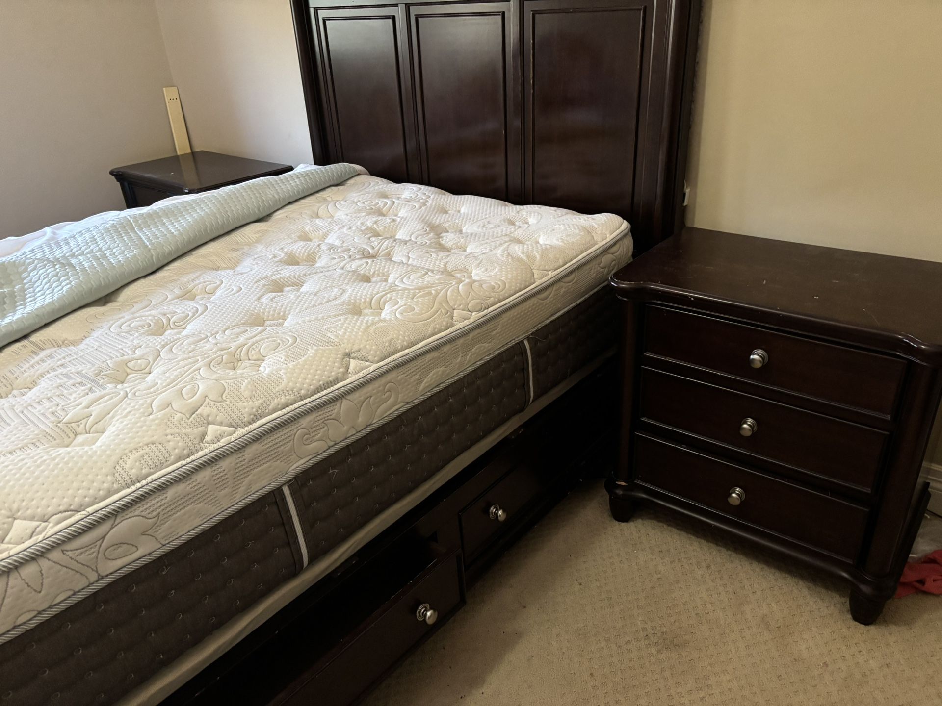 Queen Size Bed Set With Mattress From Jerome’s 