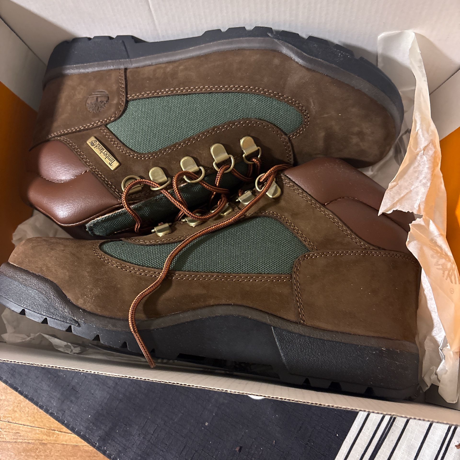 Timberland brown and green suede boots #hikingboots brown suede, hiking footwear, outdoor boots, rugged style, trail-ready, green accents, leather la