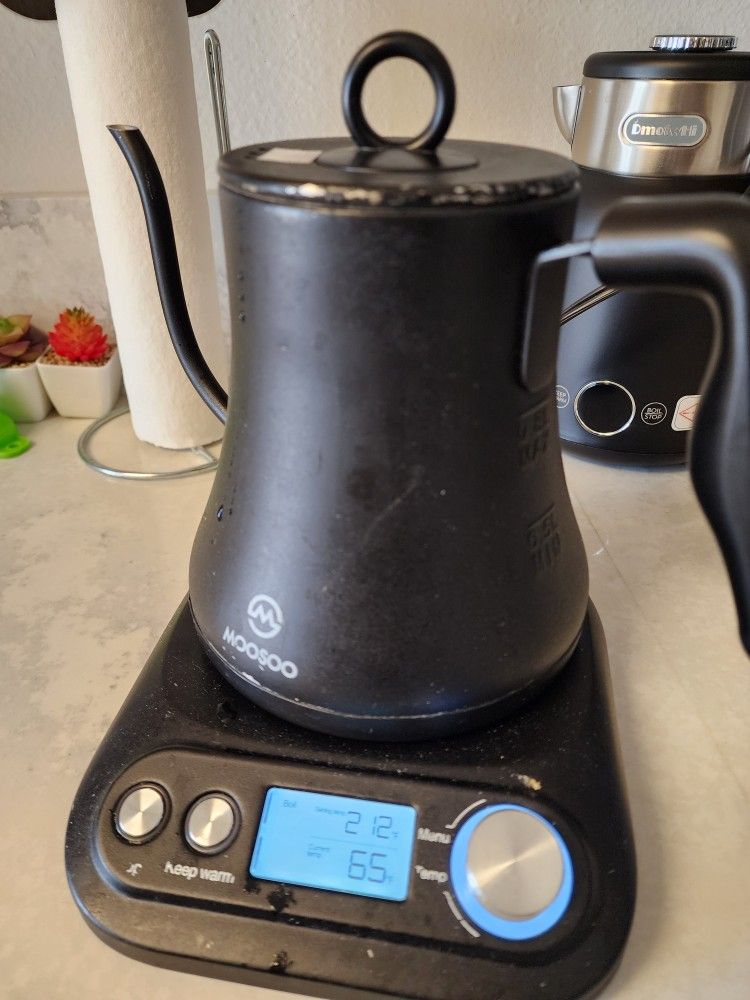 Moosoo Electric Gooseneck Kettle With LCD Display for Sale in San Diego