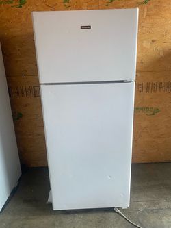 2018 Hotpoint 18 Cu. Ft. Fridge — DELIVERY AVAILABLE