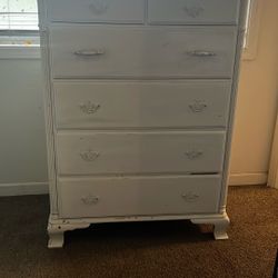 tall dresser / mueble