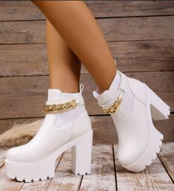 Women's Size 9.5 (42) White Platform Ankle Boots/Chunky Heel/Thick LugSole/ Chain.
These striking white platform ankle boots feature a bold chunky he