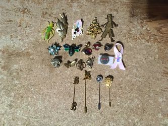 LOT OF 20 BROOCHES PINS CHRISTMAS TREE MISTLETOE ALAN J STICK MAN LION STICK PIN