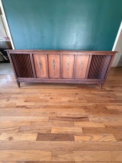 Zenith Stereo with Slatted Speaker & Sculpted Legs