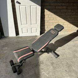 Adjustable bench for weightlifting