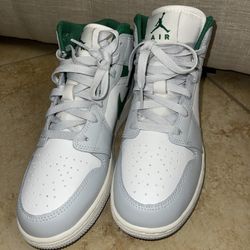 Jordan 1 Mid Size 6 Y