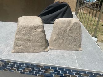 Flat top artificial garden rock