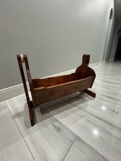 Cuna mecedora de madera.