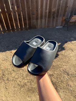 Yeezy slides Onyx color way