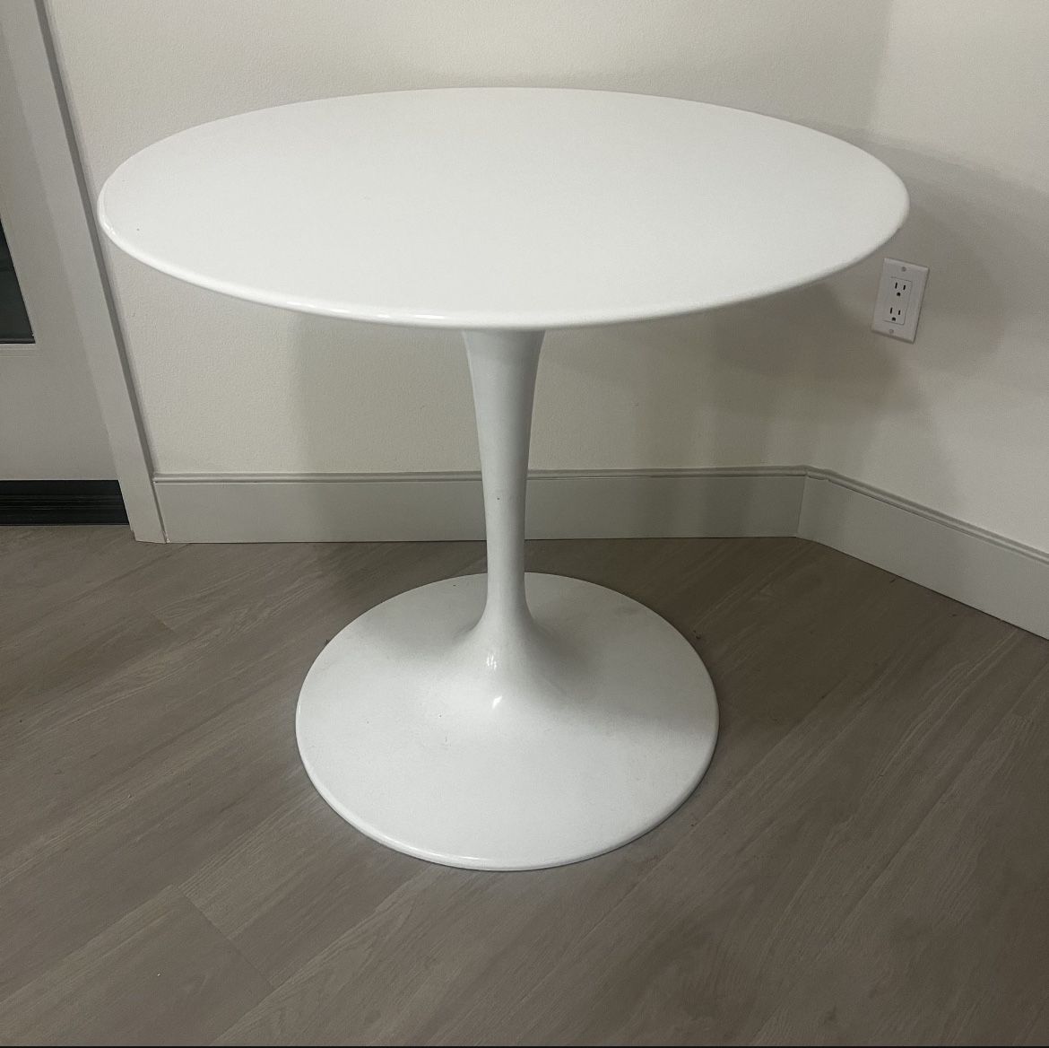 White Tulip Dining Table 32" for Sale in Orange, CA OfferUp