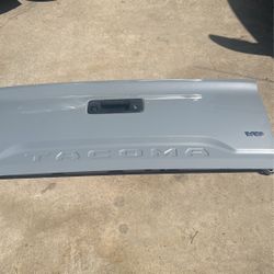 Toyota Tacoma tailgate