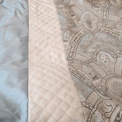 $25 Queen Size Comforter & Throw Pillows
