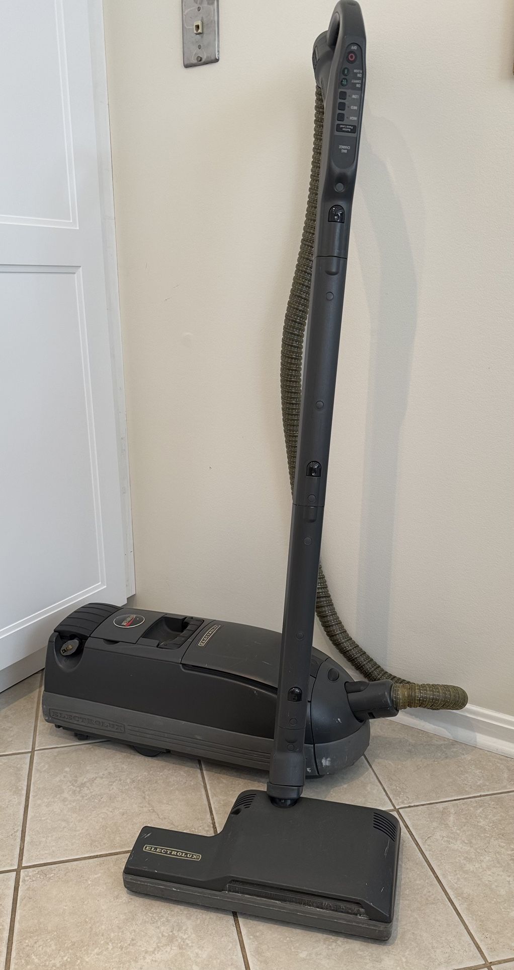 Electrolux Renaissance Vacuum Cleaner with Sidekick & 24 Filter Bags – Fair Condition