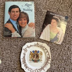 Original Queen Elizabeth 1953 Coronation Plate w/ Gold Trim, Rare & Beautiful