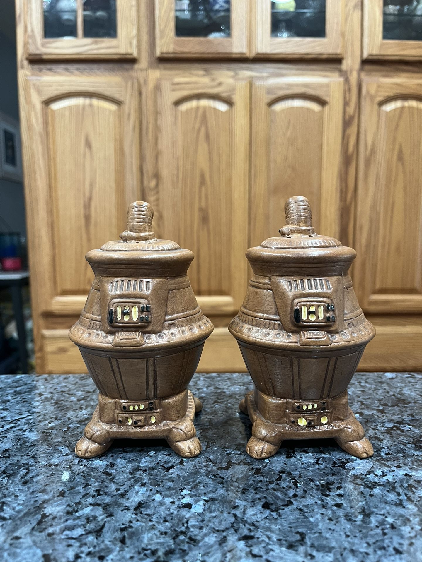 Ceramic Vintage Large Brown Pot Belly Stove Pair Of Salt And Pepper Shakers. Preowned Excellent Condition