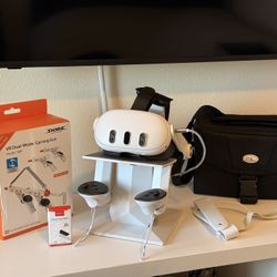 Meta Quest 3 128 GB with Controllers BUNDLE - Slightly Used