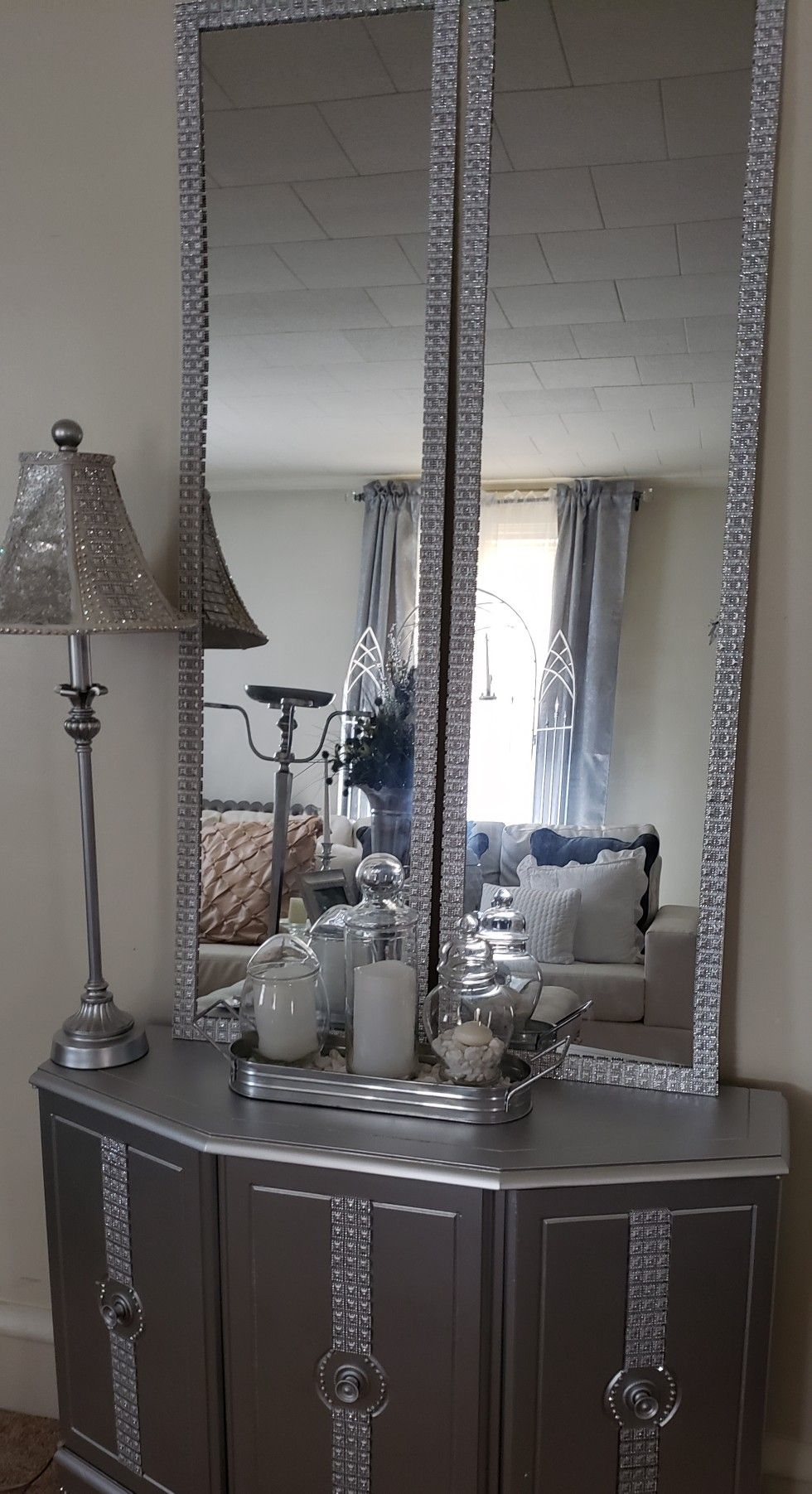 Beautiful entryway table with set of mirrors that can be hung on the wall for a more elegant look