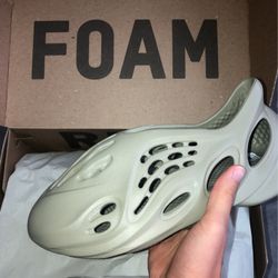 Yeezy Foam RNNR Stone Salt
