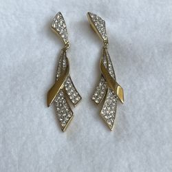 Vintage Trifari Gold Toned Dangle earrings