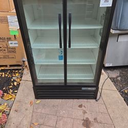 Refrigerator, True Glass Door Merchandiser