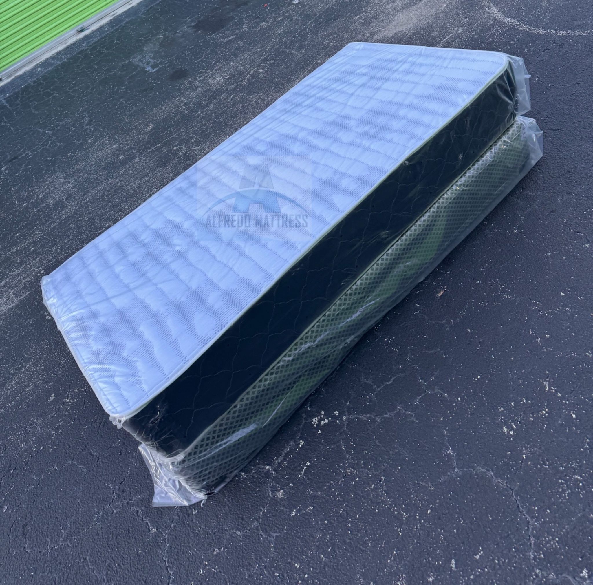 Twin mattress and box spring set (2pc - new)
