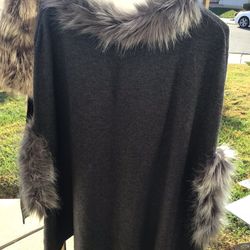 Short sleeved fake fur trimmed blouse