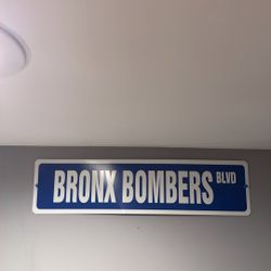 New York Yankees Sign 