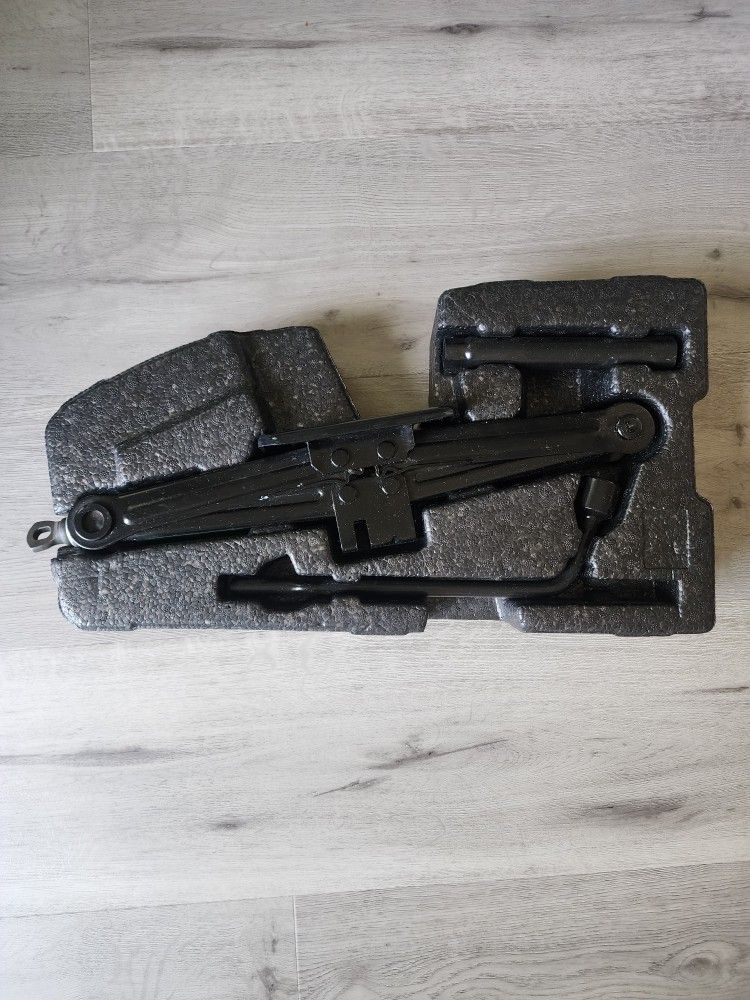 Spare tire tool kit Hyundai