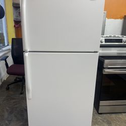 Whirpool Refrigerator 30 Inch  Ice Good 