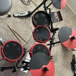 Drums Alesis Nitro Max kit