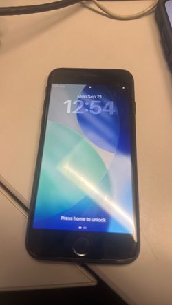 Apple iPhone SE 3rd gen - used unlocked - 64GB 90$