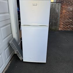 Frigidaire 9.7-cu ft Counter-Depth Top-Freezer Refrigerator ( White )