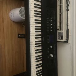 Full Size Yamaha Portable Grand DGX650 Keyboard