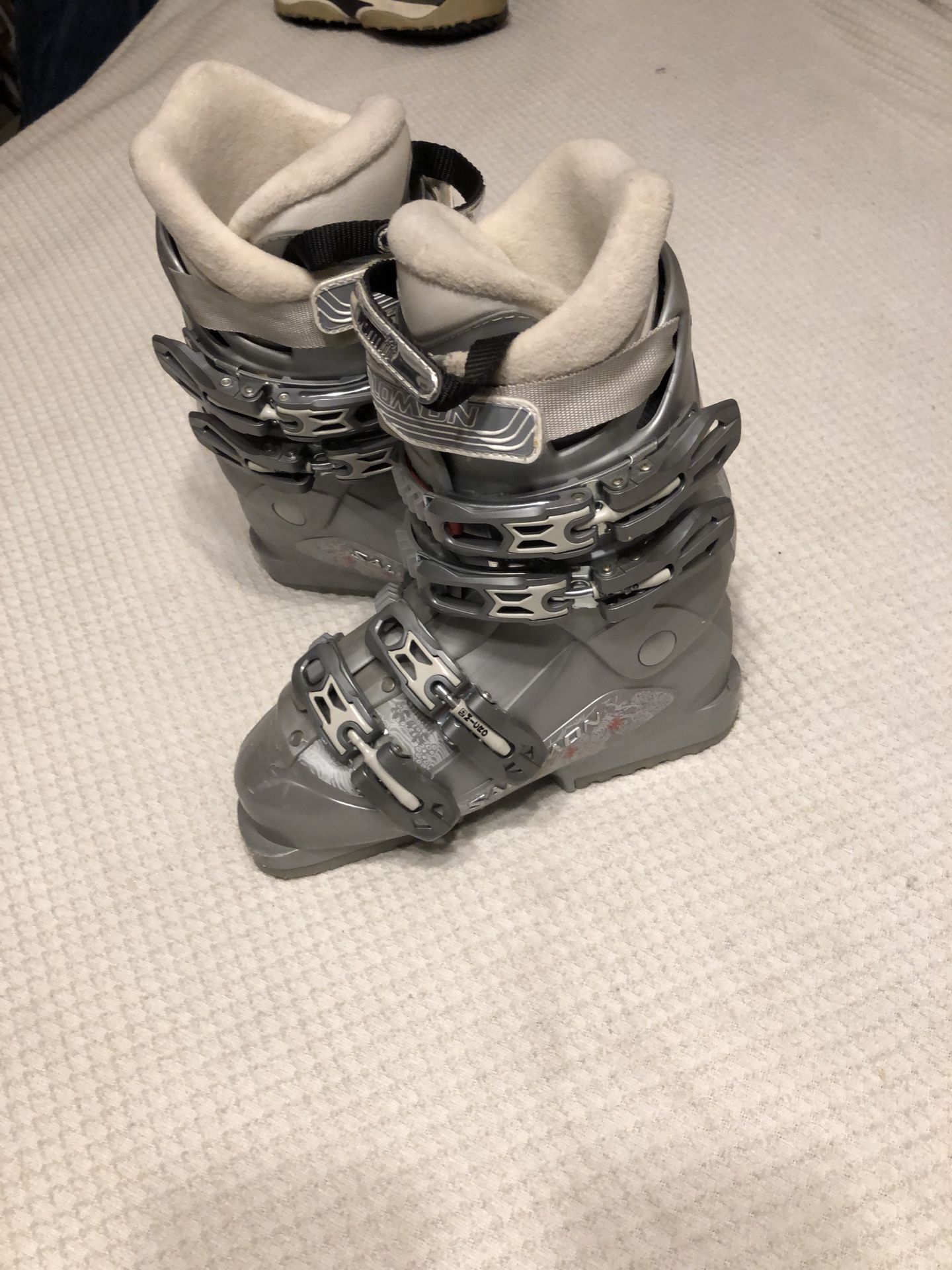 New Salomon Size 6 - 7 Women’s Top Line Ski Boots Immediate Delivery