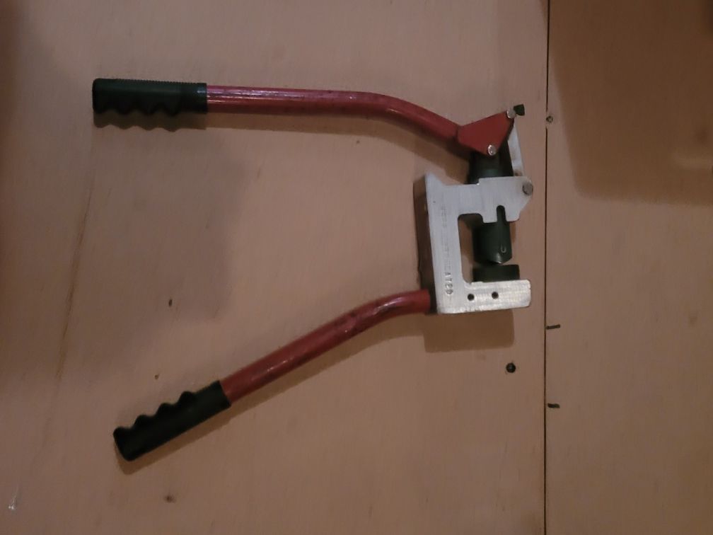 Stud hand punch