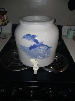 Glass water jugs holder