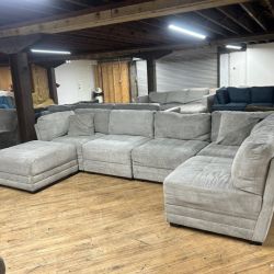 Delivery Available Thomasville 6pc Modular sectional couch