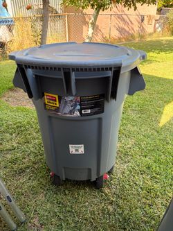 Rubbermaid Commercial Wheeled BRUTE Container