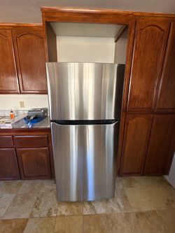 LG Stainless Steel Refrigerator w/ Ice Maker – Purchased New 6/2025 – Excellent Condition