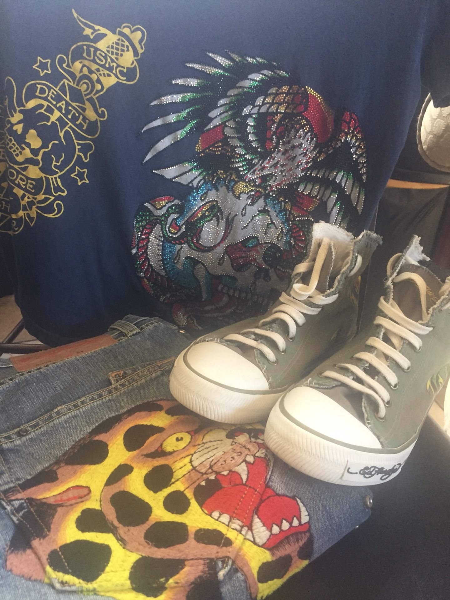 Ed Harding Jeans, Sneakers and T-Shirt