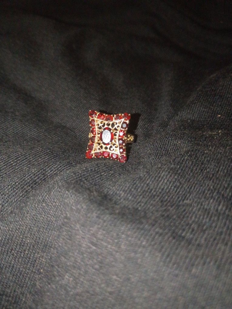 10k YG Filigree Garnet Ring